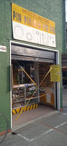 Vitrina de productos - Tornillos, clips, pines y repuestos organizados